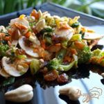 Салат с брокколи и сырыми шампиньонами