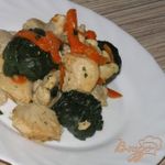 Куриные грудки со шпинатом и морковью