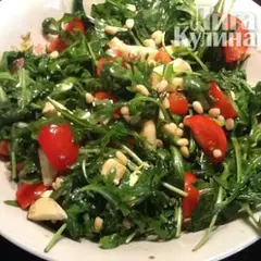 фото рецепта Салат из рукколы с черри и кедровыми орешками