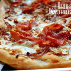 фото рецепта Пицца с карамелизированным луком и окороком