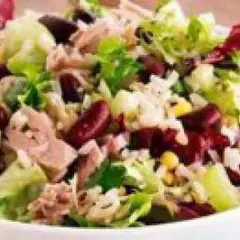 фото рецепта Салат с тунцом, яйцом, рисом и фасолью