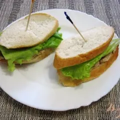 фото рецепта Сэндвич с тунцом и маринованными огурцами