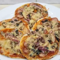 фото рецепта Мини пицца с сосисками и грибами