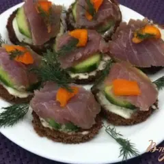 фото рецепта Канапе с тунцом и сливочным сыром