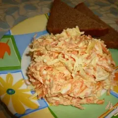 фото рецепта Салат из колбасного сыра и моркови