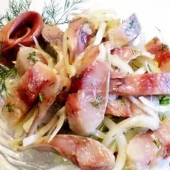 фото рецепта Сельдь с маринованным луком и укропом в оливковом масле