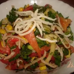 фото рецепта Легкий салат с сушеными кальмарами