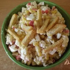 фото рецепта Крабовый салат с рисом и сухариками