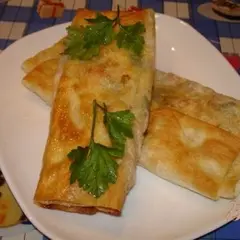 фото рецепта Лаваш с сыром и колбасой на сковороде