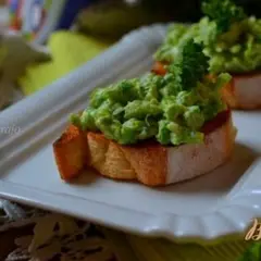 фото рецепта Бутербродики с зеленым горошком и рикоттой