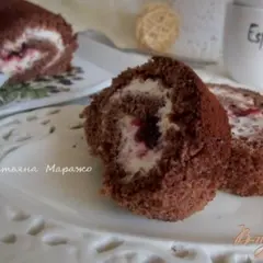 фото рецепта Бисквитный рулет с кремом из маскарпоне