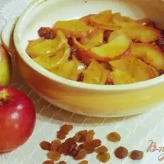 фото рецепта Яблоки запеченные дольками с медом и изюмом