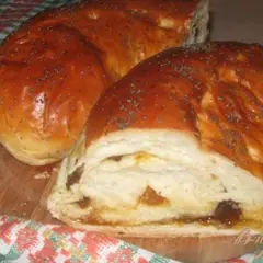 фото рецепта Рулет с абрикосовым джемом и изюмом