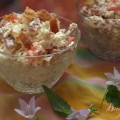 фото рецепта Салат с колбасным сыром и сухариками