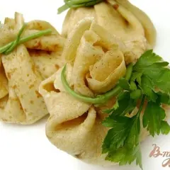 фото рецепта Блины с копчёной курицей и грибами Мешочки