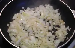 Обжариваем лук до золотистого состояния. Чтобы лук получился вкуснее можно добавить немножко сливочного масла.