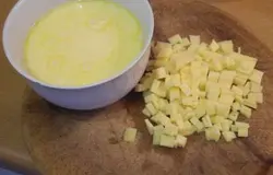 Нарезать сыр мелким кубиком или натереть на терке.