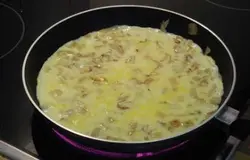 Залить обжаренный лук  молочной смесью