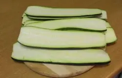 Нарезать цуккини дольками