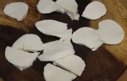 Порезать Моцареллу тонкими дольками