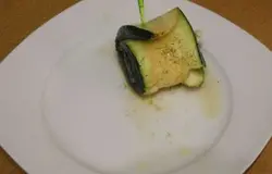 Свернуть цуккини рулетиком