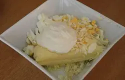 Смешать сыр, чеснок и майонез