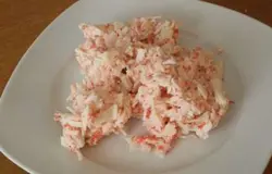 Крабовые палочки мелко нарезать и добавить к смеси