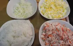 Мелко порезать крабовые палочки, яйца и лук