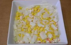 Выложить лук и кукурузу, посолить и смазать майонезом