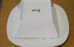 Перевернуть салат из салатницы на тарелку