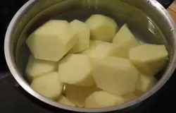 Картофель почистить и отварить в соленой воде