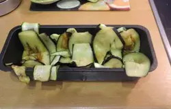 На цуккини выложить дольки баклажан
