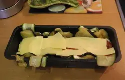 Выложить слой сыра
