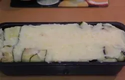 Выложить слой картофеля и загнуть к центру выступающие края овощей
