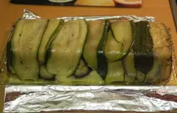 Готовый рулет перевернуть и разрезать на кусочки