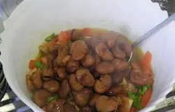 Бобы добавить в салатницу