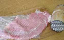 Отбить свинину с двух сторон