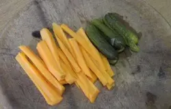 Морковь и соленые огурцы порезать тонкой соломкой