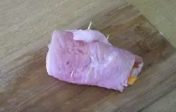 Свернуть мясо в рулетик и заколоть края зубочистками