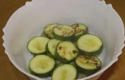 Сложить кабачки в салатницу