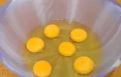 В глубокую миску разбить яица