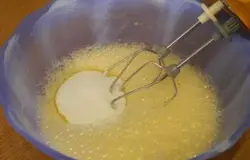 Взбить яица миксером и добавить к ним сахар