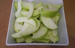 Нарезать яблоки тонкими дольками