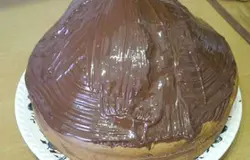 Смазать торт шоколадом