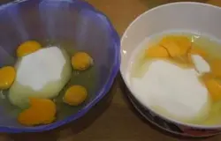 Смешать яйца с сахаром и ванильным сахаром