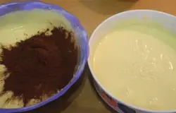 В одну часть теста добавить какао