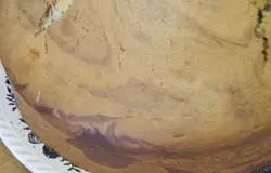 Готовый кекс выложить на тарелку