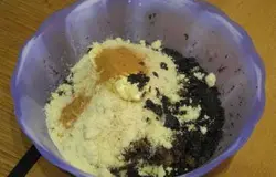К маково-сахарной смеси добавить корицу, масло, миндаль, изюм, ром и яичный белок