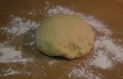 Замесить тесто, чтобы оно не приставало к рукам