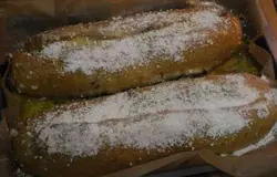 Выпеченные Штоллены смазать растопленным маслом и посыпать пудрой